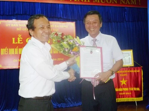 Ông Võ Duy Khương, Phó Chủ tịch Thường trực UBND TP Đà Nẵng (trái) trao Quyết định bổ nhiệm Giám đốc Sở GTVT Đà Nẵng cho ông Lê Văn Trung (Ảnh: HC)