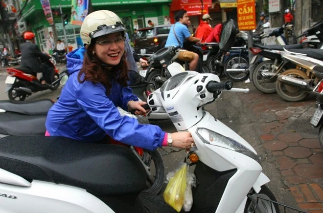 Sau 20 phút chờ đợi, người phụ nữ này cười tươi khi mua được hai túi về thắp hương trước giờ đi làm.