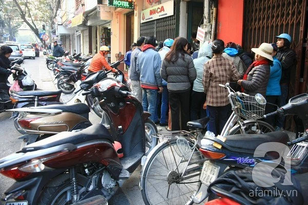 Hơn 6h sáng, trong cái giá lạnh hanh hao của Hà Nội, rất đông người "súm" quanh hàng xôi ngon nức tiếng này