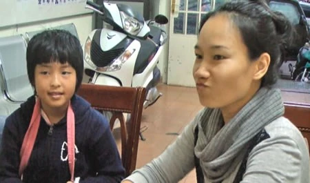 Chị Hoa xúc động khi gặp ân nhân.