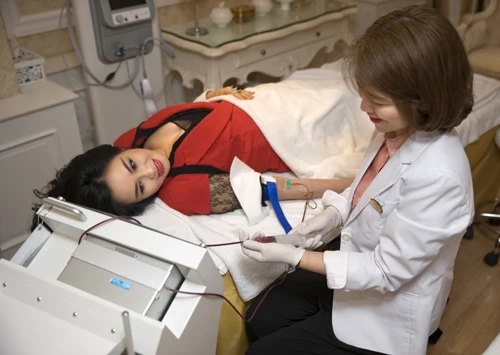 Do thường xuyên làm việc với cường độ, áp lực cao, luôn phải di chuyển nhiều nên diva Thanh Lam thường xuyên thấy cơ thể mệt mỏi, nhan sắc kém tươi. Để khắc phục điều này nữ ca sĩ đã chọn phương pháp