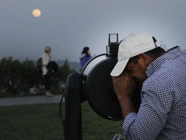 "Trăng máu" xuất hiện trên bầu trời ảnh 3