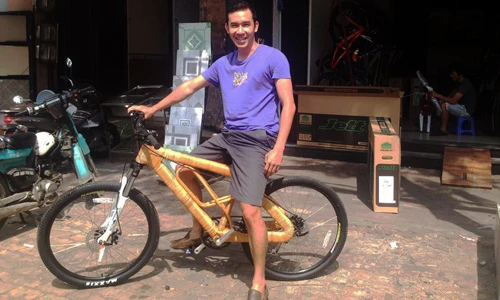 Chiếc xe đạp có khung làm từ sợi mây, tre và dừa kết hợp với gỗ được bán với giá 800-1.500 USD. xe-dap2-500-8700-1397462689.jpg