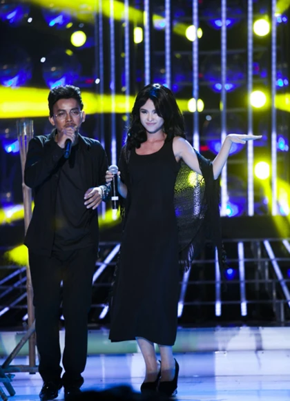 Vừa giành thắng tuần vừa qua, Hoài Lâm tiếp tục dành thời gian luyện tập vho tiết mục mới. Anh làm mới tiết mục biểu diễn của mình bằng bài hát I want to spend my lifetime loving you khi hóa thân thành Marc Anthony song ca với một ca sĩ nữ không ai khác chính là quán quân Gương mặt thân quen mùa 2013 Khởi My Em và người đồng diễn , chị Khởi My đã thống nhất sẽ tìm một bài song ca mang yếu tố lãng mạng, lắng đọng mãi mới chọn được bài này. Giọng hát của ca sĩ này có những khúc phiêu rất đặc trưng mà em đang cố gắng tập luyện rất nhiều Tiết mục song ca của Hoài Lâm và Khởi My được khán giả đón nhận nồng nhiệt, nhất là khi họ được gặp lại cô ca sĩ trẻ tài năng Khởi My. Với chất giọng tốt kết hợp ăn ý với nhau, cả hai đã tái hiện lại một không khí rất lãng mạng của bài hát trong một không gian đầy những anh lửa bập bùng. Để góp phần tạo nên sự sôi động cho tiết mục sau những giây phút lắng đọng cùng bài hát, MC Thanh Bạch đã mời đôi song ca cùng nhảy một điệu nhạc hâm nóng khán phòng khiến khán giả vô cùng thích thú. Tuy nhiên so vơi những tiết mục ở các show trước, phần trình diễn của Hoài Lâm so với các tiết mục khác trong đêm nay có phần thua kém hơn Song a cùng với Hoài Lâm, Khởi My hồ hởi chia sẻ Thật sự bây giờ Khởi My còn rất run nên phần đầu hơi khớp nên hơi sai nhịp tốt. Khởi My rất quý và đánh giá cao giọng hát của Hoài Lâm. Hai chị em đã thống nhất tuy bài hát chỉ song ca đung yên nhưng cũng phải làm thật tốt dù đang áp lực lớn vì mình đang phải hóa thân thành người khác Giám khảo Đức Huy nhận xét Hoài Lâm làm rất tốt. Marc Anthony là một nhân vật tôi rất yêu thích. Hôm nay giọng hát của bạn rất gần với ca sĩ này. Giám khảo Mỹ Linh lại thẳng thắn chia sẻ Chị không nhận thấy sự cuốn hút trong tiết mục biểu diễn của Hoài Lâm hôm nay so với những tiết mục các tuần trướ. Mặc dù em hát vẫn tốt. Em đang ở giới hạn hơi an toàn mặc dù mọi người đều nhìn nhận thấy khả năng của em. Chị hy vọng rằng ở những vòng sau em sẽ tìm đượccách gì đó để hóa thân để tạo nên một dấu ấn từ sự mạo hiểm đó. Muc đích để mọi người nhìn thấy tài năng của em ở giọng hát và còn ở những tài năng khác mặc dù chị không chê tiết mục hôm nay. Chị mong đợi tiết mục tuần sau của em. Đây là chương trình bao gồm cả hát và vũ đạo nên em phải path huy ở cả hai khả năng. Giám khảo Hoài Linh công khai chê Hoài Lâm Anh Bạch có thấy Hoài Lâm nhảy lúa quá không. Hôm nay coi như là đi chơi cho vui và có dịp hát cùng chị Khởi My. Bao nhiêu cái đẹp dồn hát cho chị My rồi