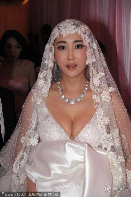 Nghiêm Khoan tươi rói bên cô dâu quyến rũ