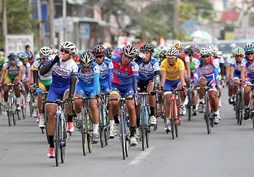 Các tay đua mạnh, trong đó có cả Lê Văn Duẩn (áo vàng) đều lố giờ thi đấu - Ảnh: Minh Tân