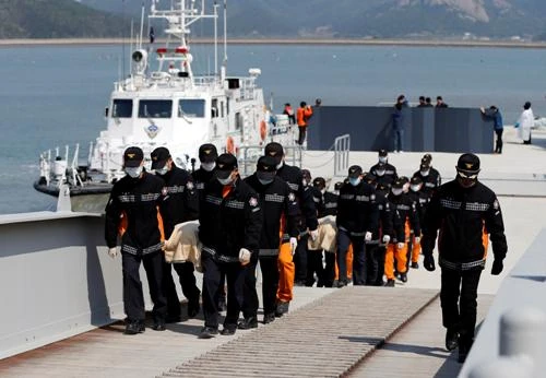 Thảm kịch chìm phà ở Hàn Quốc: Nhiều thân nhân hành khách mất tích muốn tự sát ảnh 5