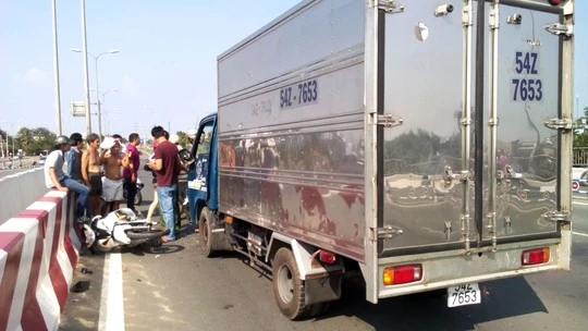 Phóng nhanh, đi vào đường cấm, thanh niên nguy kịch