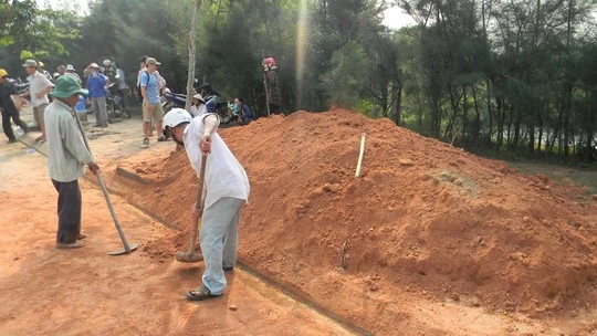 Chịu hết xiết ô nhiễm, người dân lấp cống xả thải KCN