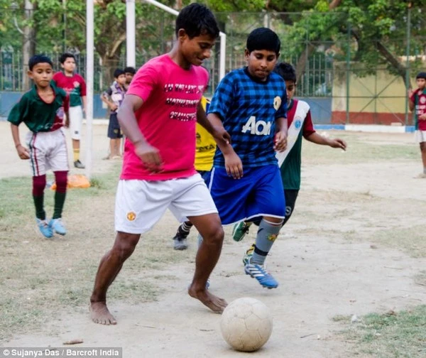 Chàng trai sống ở khu ổ chuột, mẹ là gái mại dâm được MU chiêu mộ ảnh 5