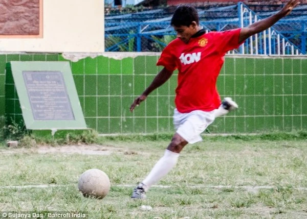 Chàng trai sống ở khu ổ chuột, mẹ là gái mại dâm được MU chiêu mộ ảnh 6