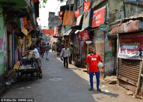 Chàng trai sống ở khu ổ chuột, mẹ là gái mại dâm được MU chiêu mộ ảnh 11