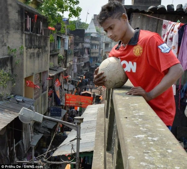 Chàng trai sống ở khu ổ chuột, mẹ là gái mại dâm được MU chiêu mộ ảnh 14