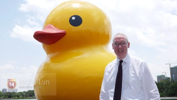 Chú vịt vàng khổng lồ đã tới Việt Nam ảnh 6