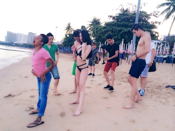 Ngọc Trinh khoe làn da siêu trắng trên bãi biển Pattaya 4