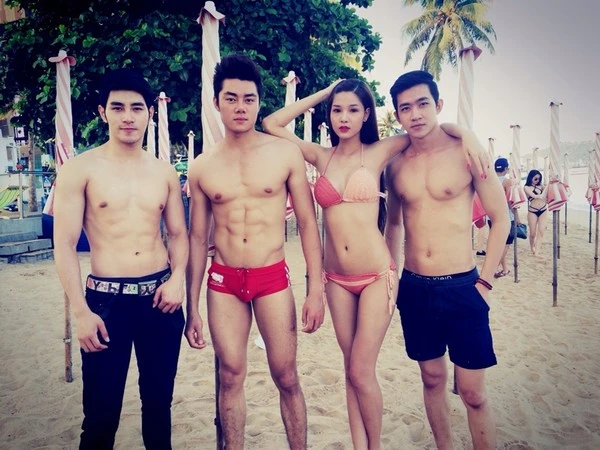 Ngọc Trinh khoe làn da siêu trắng trên bãi biển Pattaya 10