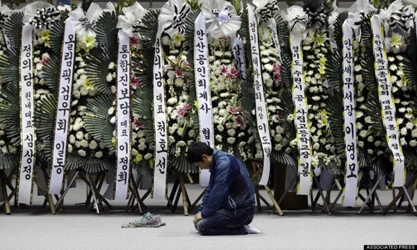 Hàng ngàn người xếp hàng chờ viếng các nạn nhân chìm phà Sewol ảnh 12