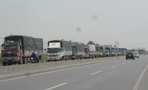 Tài xế xe tải liều lĩnh ép CSGT, ồ ạt vượt trạm ảnh 1 Xe quá tải