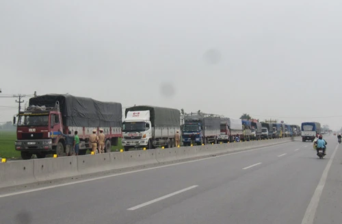 Tài xế xe tải liều lĩnh ép CSGT, ồ ạt vượt trạm ảnh 2 Xe quá tải 2