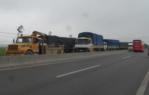 Tài xế xe tải liều lĩnh ép CSGT, ồ ạt vượt trạm ảnh 4 Xe quá tải 4