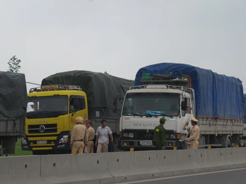 Tài xế xe tải liều lĩnh ép CSGT, ồ ạt vượt trạm ảnh 5 Xe quá tải 5