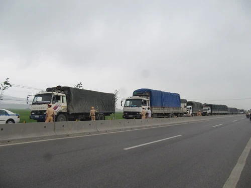 Tài xế xe tải liều lĩnh ép CSGT, ồ ạt vượt trạm ảnh 6 Xe quá tải 6