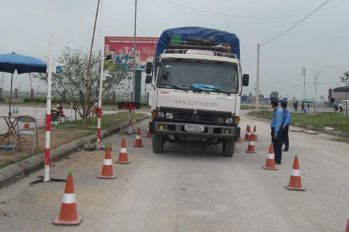 Tài xế xe tải liều lĩnh ép CSGT, ồ ạt vượt trạm ảnh 9 Xe quá tải 9