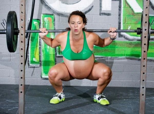 Kỷ lục: Bà bầu nâng tạ trăm ký dù chỉ cách ngày sinh 2 ngày ảnh 2