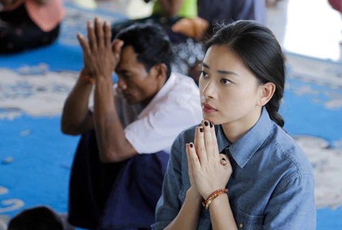  Ngô Thanh Vân vừa trở về từ hành trình tìm kiếm tượng Phật Ngọc tại đất nước Chùa Vàng Myanmar. Với mục đích đi tìm bức tượng Phật Ngọc quý để làm vật phẩm đấu giá tại đêm từ thiện Vết sẹo cuộc đời 5 được diễn ra vào ngày 20/5 tại Trung tâm hội nghị White Palace, Ngô Thanh Vân đã không ngại khó khăn khi đến Myanmar, nơi lần đầu tiên cô đặt chân đến và rong ruổi khắp các nẻo đường tại đất nước này để tìm ra tượng Phật Ngọc được tạt từ nguyên khối ngọc quý, rất khó để tìm kiếm.