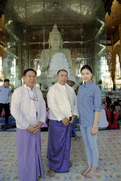 Người đẹp được các nhà sư ở Myanmar thực hiện các nghi thức tâm linh trước khi thỉnh Phật Ngọc về Việt Nam.