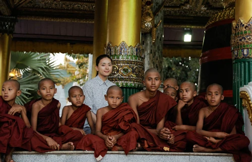 Người đẹp bên các nhà sư trẻ ở Myanmar. Sau khi thỉnh được Phật Ngọc, cô về nước để chuẩn bị cho đêm 'Vết sẹo cuộc đời' lần thứ năm diễn ra vào tối 20/5.
