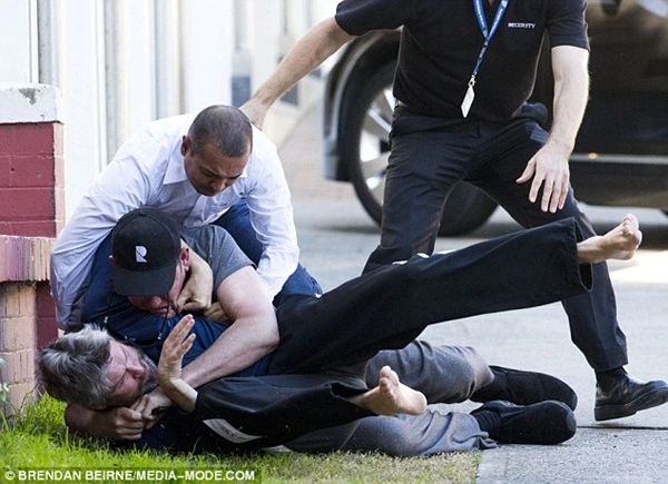 Hai tỷ phú đánh nhau dữ dội trên đường phố ảnh 3