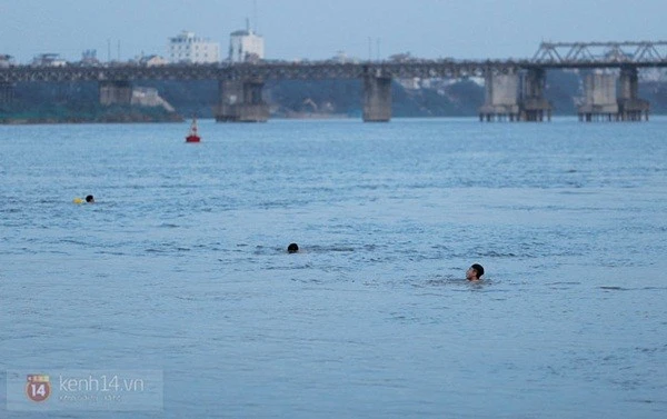 Trời nóng, dân Hà Nội đi "tắm tiên" ảnh 6