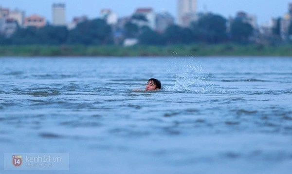 Trời nóng, dân Hà Nội đi "tắm tiên" ảnh 8
