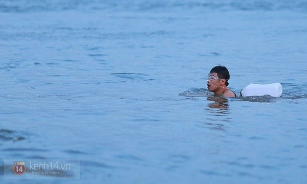 Trời nóng, dân Hà Nội đi "tắm tiên" ảnh 9