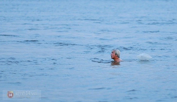 Trời nóng, dân Hà Nội đi "tắm tiên" ảnh 10