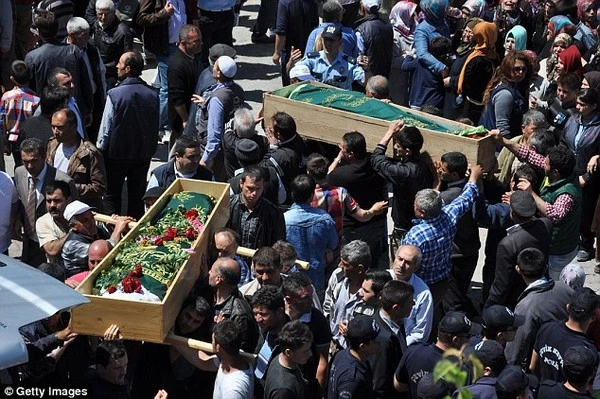 Đám tang tập thể đẫm nước mắt của 282 thợ mỏ thiệt mạng ảnh 6