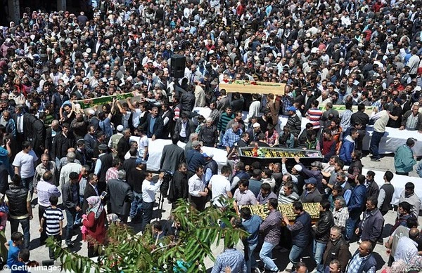 Đám tang tập thể đẫm nước mắt của 282 thợ mỏ thiệt mạng ảnh 5