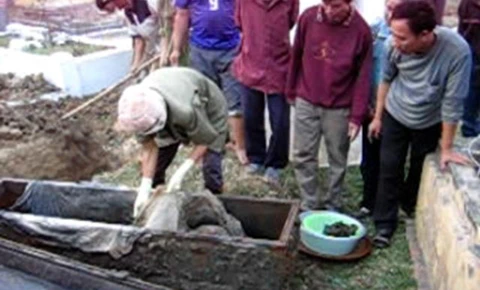 Bí mật, di cốt, trùm giang hồ, Khánh 'trắng', nghĩa tử, vua phu mộ