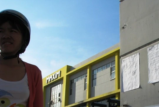 Một công nhân kìm nén cảm xúc sau khi đọc thông báo&nbsp;