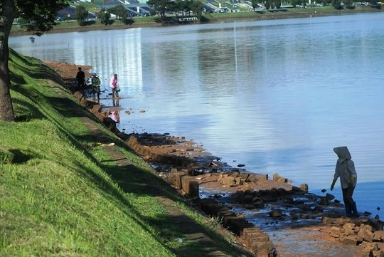 Hồ cạn vì xả nước quá đà