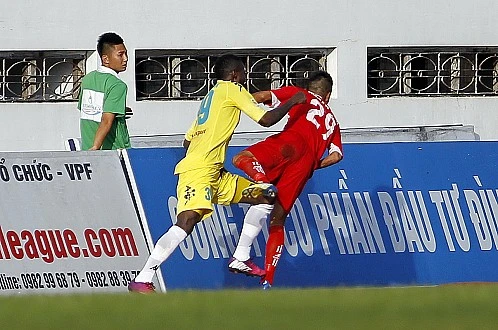 Tình huống Samson (trái) va chạm với Văn Nam dẫn đến cuộc ẩu đả. Ảnh: Dương Minh Tình huống Samson (trái) va chạm với Văn Nam dẫn đến cuộc ẩu đả. Ảnh: Dương Minh