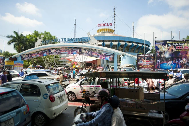 Công viên, rạp xiếc đông nghịt người bất chấp nắng nóng ảnh 2