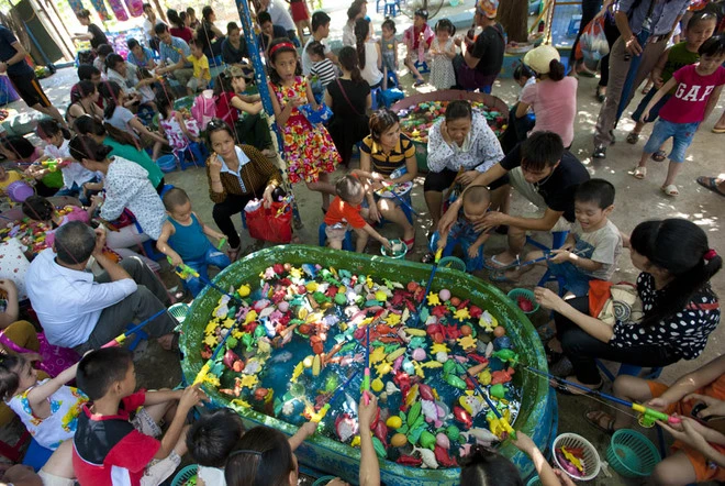 Công viên, rạp xiếc đông nghịt người bất chấp nắng nóng ảnh 7