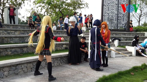 Sân khấu ngoài trời là nơi biểu diển của những bạn trẻ cùng sở thích "Cosplay"