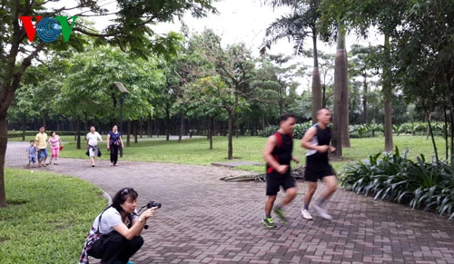 Ngay sau khi mở cửa, đã có người dân vào tập thể dục trong công viên.