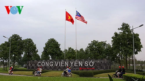 Công viên Yên Sở nằm ở cửa ngõ phía Nam, hai mặt giáp đoạn đầu đường cao tốc Pháp Vân - Cầu Giẽ và đường trên cao vành đai 3. Trước đây, nơi này là cánh đồng trũng, bỏ hoang hóa, nay là công viên xanh có diện tích lớn nhất Hà Nội.