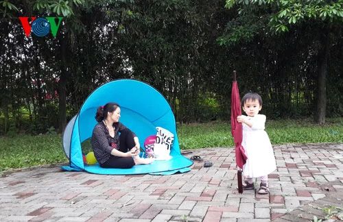 Một bà mẹ đưa bé tới đây chơi và hít thở không khí trong lành.