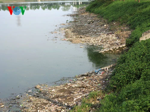 Nước hồ Yên Sở tuy đã trong và bớt mùi nhưng khá nhiều rác nổi lềnh bềnh ven hồ.