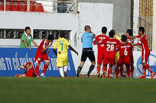 Cầu thủ lao vào nhau ăn thua đủ. Đồng Đức Thắng (39) ôm mặt sau khi trúng quả đấm vào mặt của Samson. Ảnh: Dương Minh Cầu thủ lao vào nhau ăn thua đủ. Đồng Đức Thắng (39) ôm mặt sau khi trúng quả đấm vào mặt của Samson. Ảnh: Dương Minh